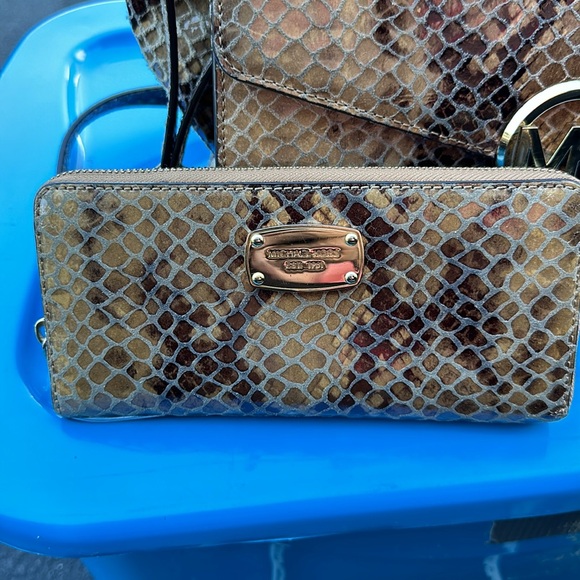 Micheal Kors leather bag and wallet in good shape one set only - Picture 2 of 7